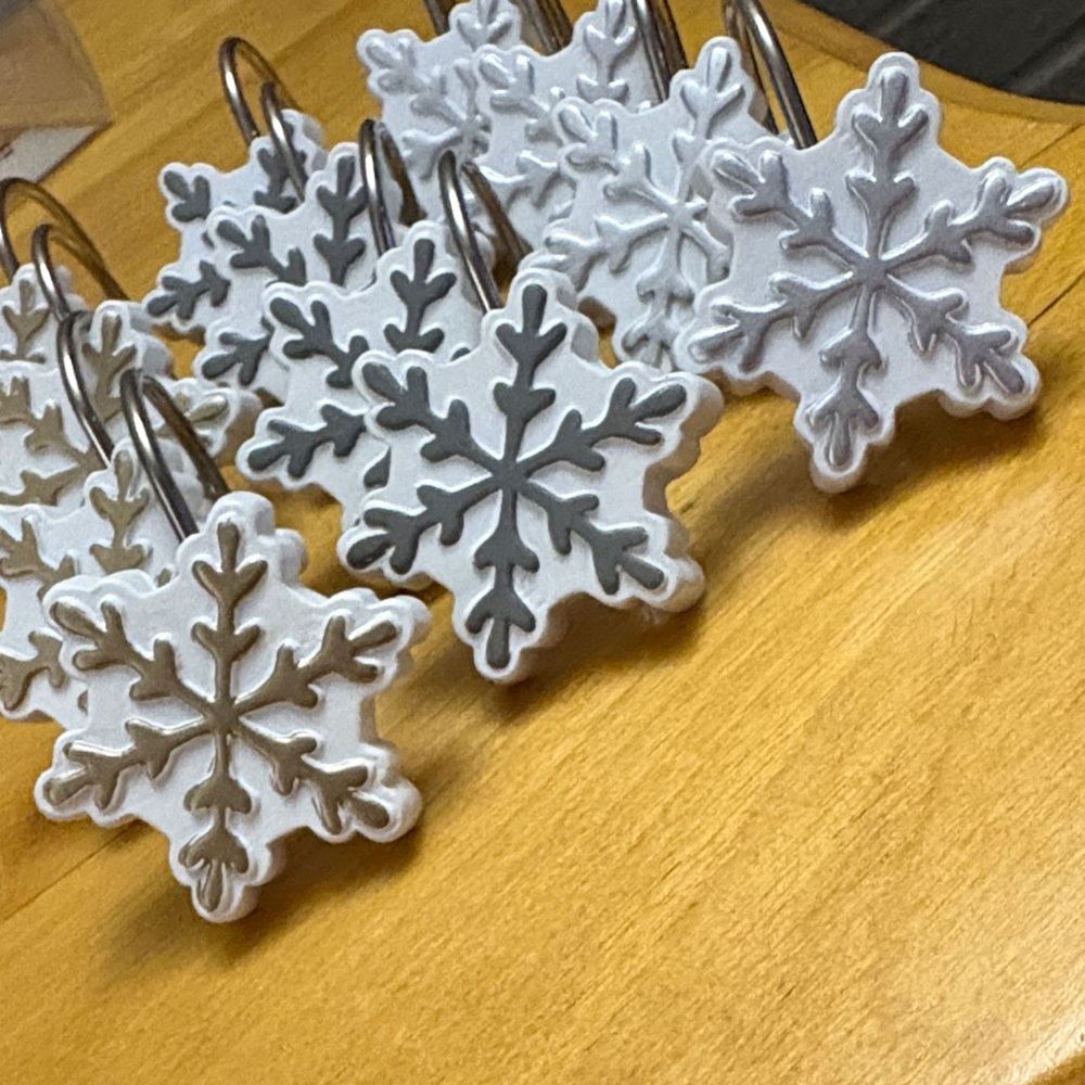 Set of 12 Tri-Tone Snowflake Resin Shower Hooks EUC White Gold Gray Silver - Picture 4 of 7